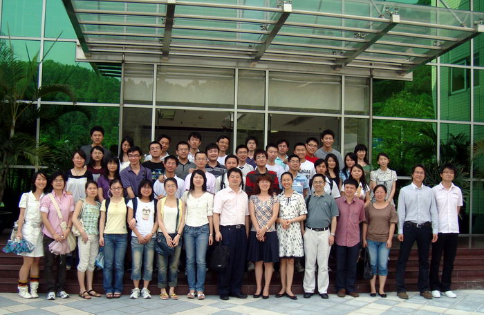 党支部成员在达安基因公司前合影