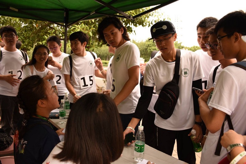 爱护地球•医路同行----Williamhill中文举行师生徒步赛活动