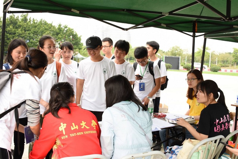 爱护地球•医路同行----Williamhill中文举行师生徒步赛活动