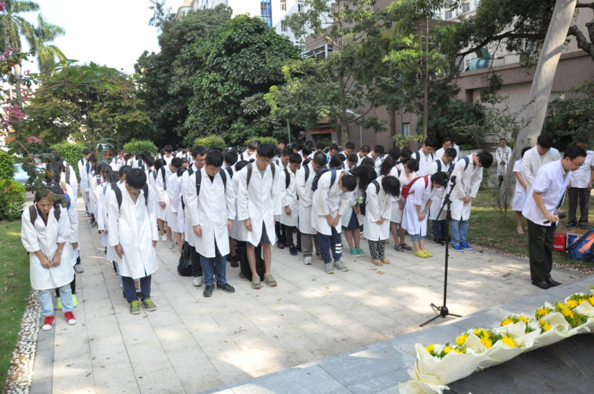 生命有限，大爱无疆——我院在至善广场举行《临床解剖学》开课暨大体老师追思仪式