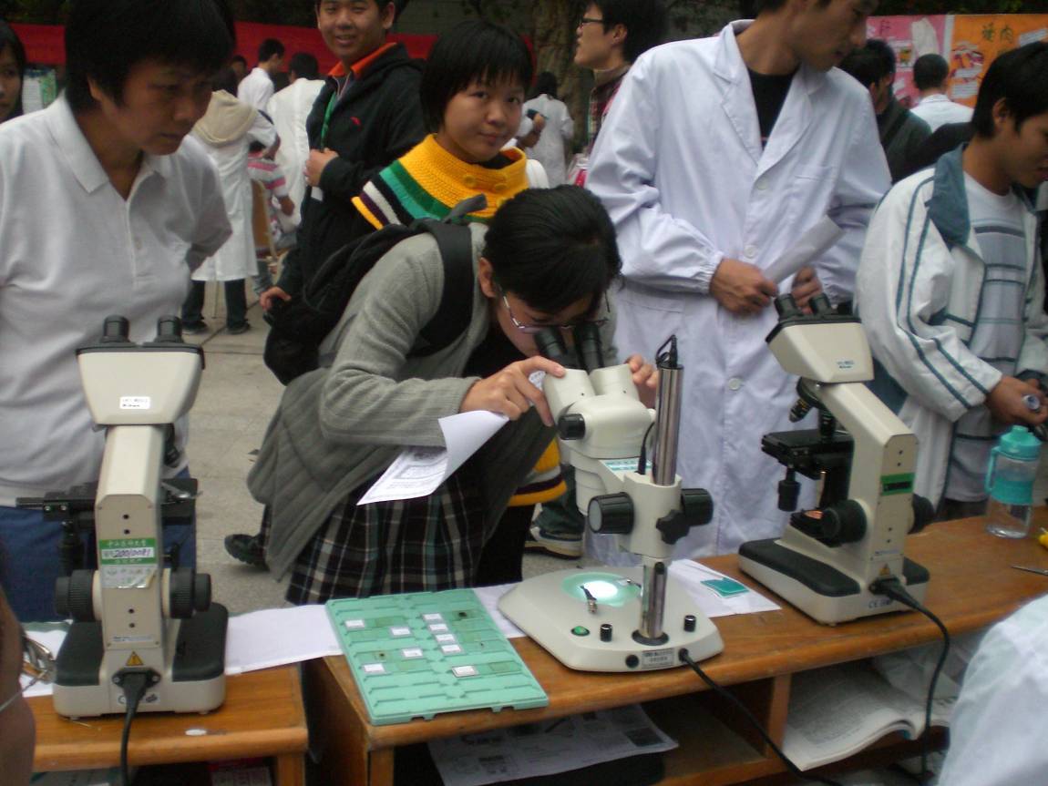 我院学生会积极组织举办“医暖康乐园”大型医疗知识推广活动