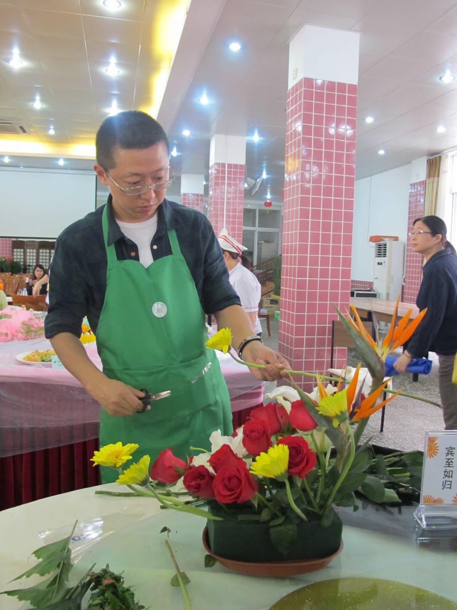 校工会举行庆“三八”教职工厨艺比赛