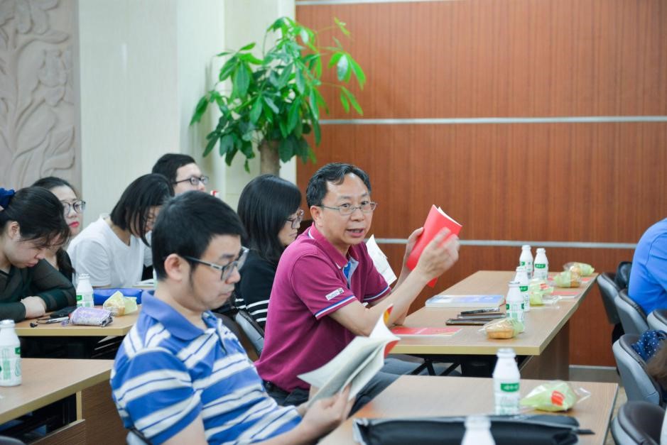 生化遗传生物党支部联合长学制2015级党支部开展宪法学习专题组织生活会