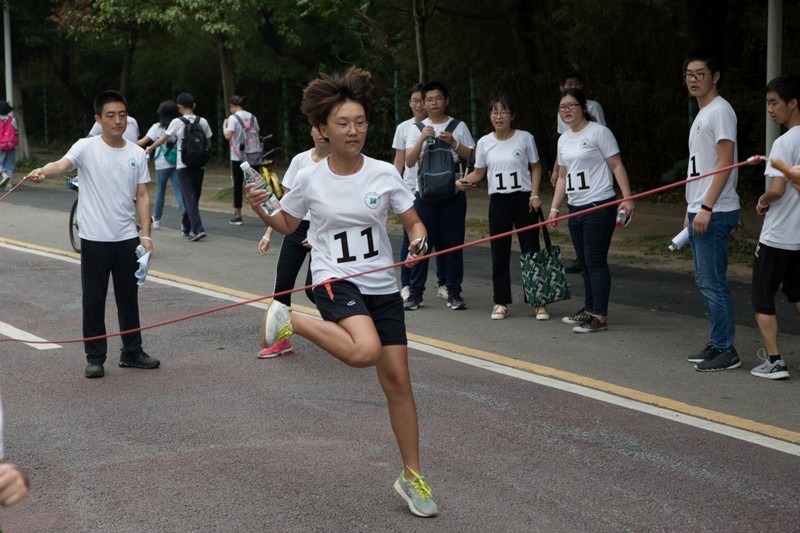 爱护地球•医路同行----Williamhill中文举行师生徒步赛活动