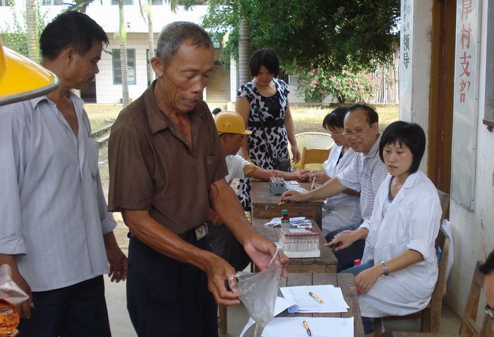 义务为村民检测寄生虫病顺便采集标本