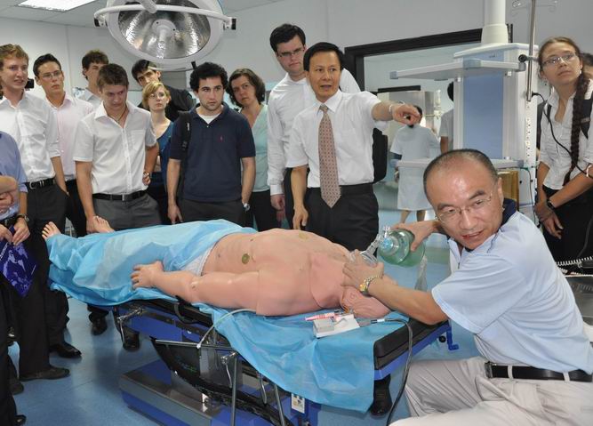 德国巴伐利亚精英学院代表团访问临床技能中心