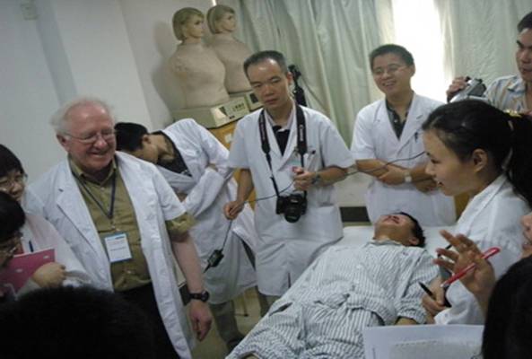 哥伦比亚大学的Dr.Barry Koehler在给学生实践授课