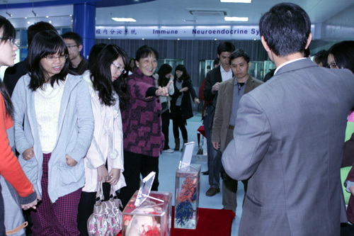 探索人体奥秘，阐释生命旅程——实验教学中心支部与结对学生支部参观标本馆