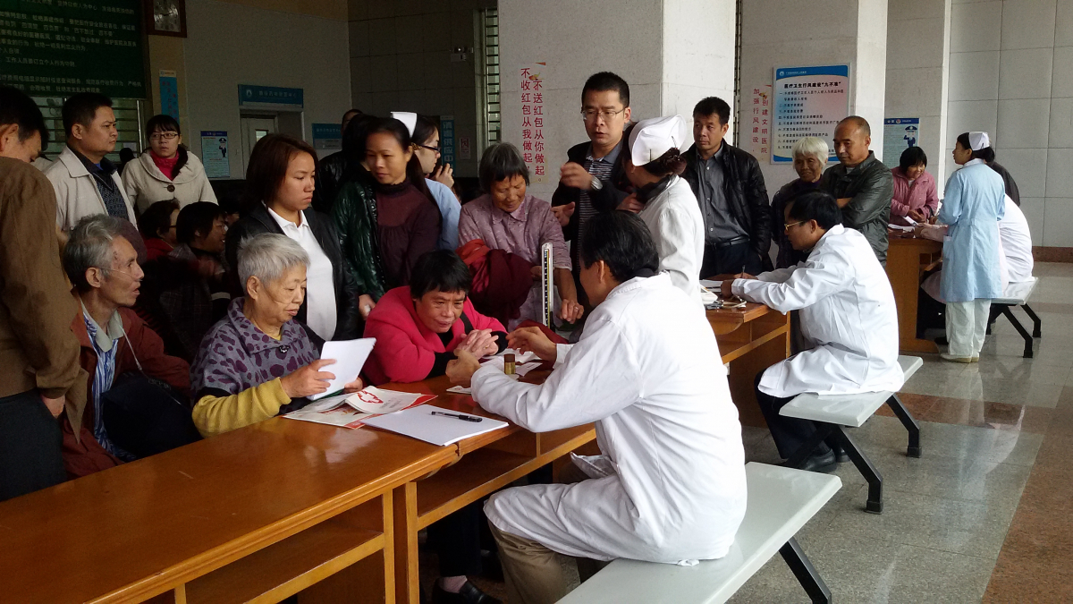 医学继续教育中心组织专家赴连州讲学义诊