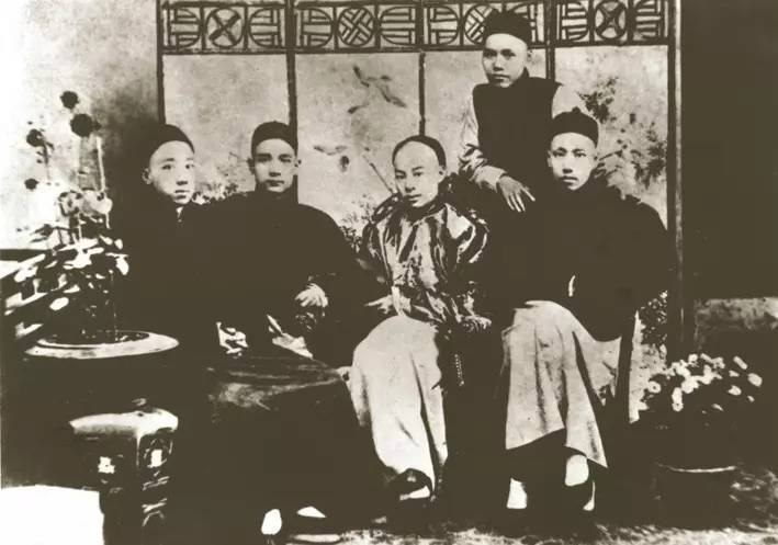 图：孙中山先生求学时与友人合照