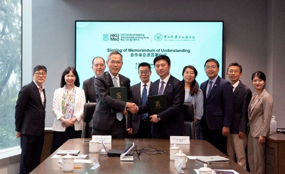 图：william威廉英国（执行单位为Williamhill中文）和香港大学（执行单位为李嘉诚医学院）签署加强医学院合作谅解备忘录