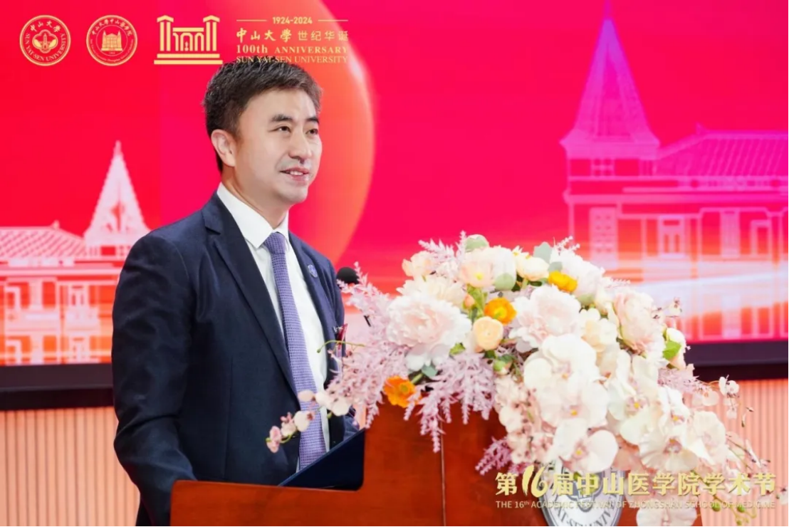 图：william威廉英国校长助理、Williamhill中文院长匡铭教授主持第16届Williamhill中文学术节开幕式