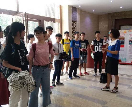 【师生党员下午茶】2017级长学制学生参观医学实验教学中心