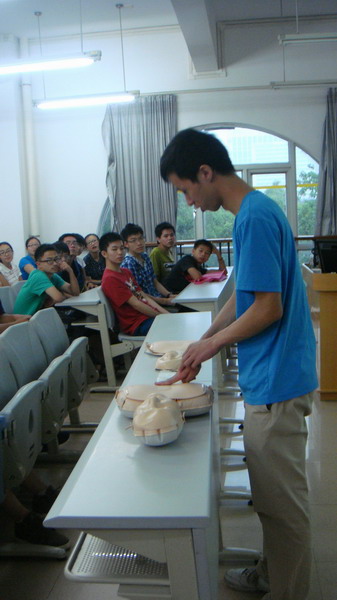 我院长学制党支部为化院新生开展急救知识培训