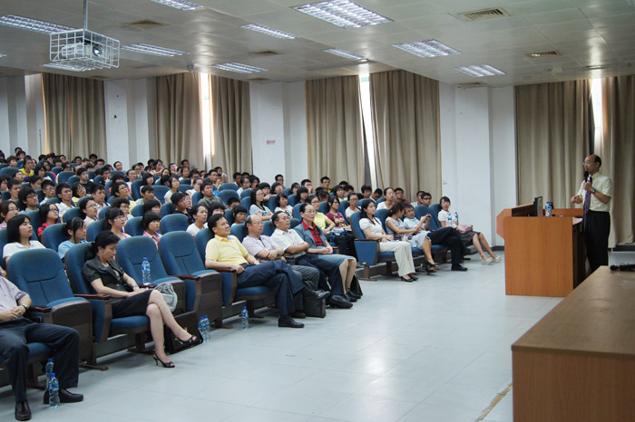 黎孟校院长向新生介绍学院历史与现状        新闻动态 学院新闻 学生新闻