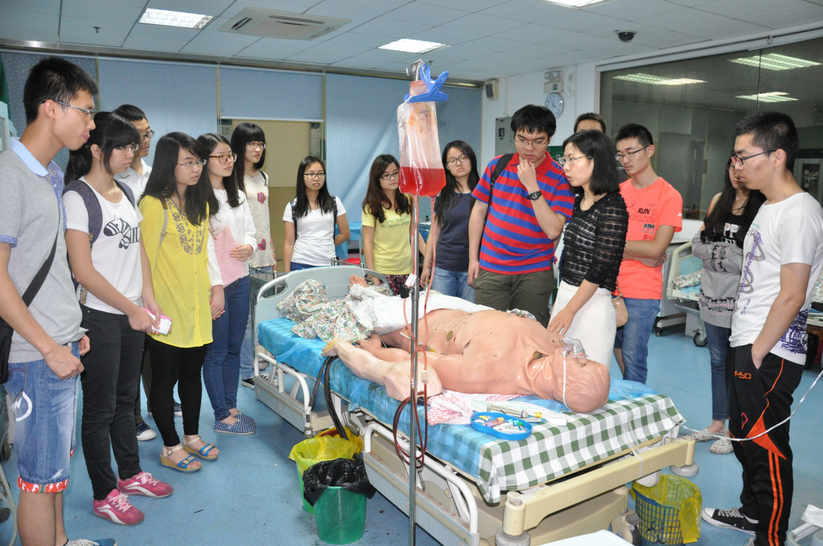 走进医学实验室，成长关怀师生情