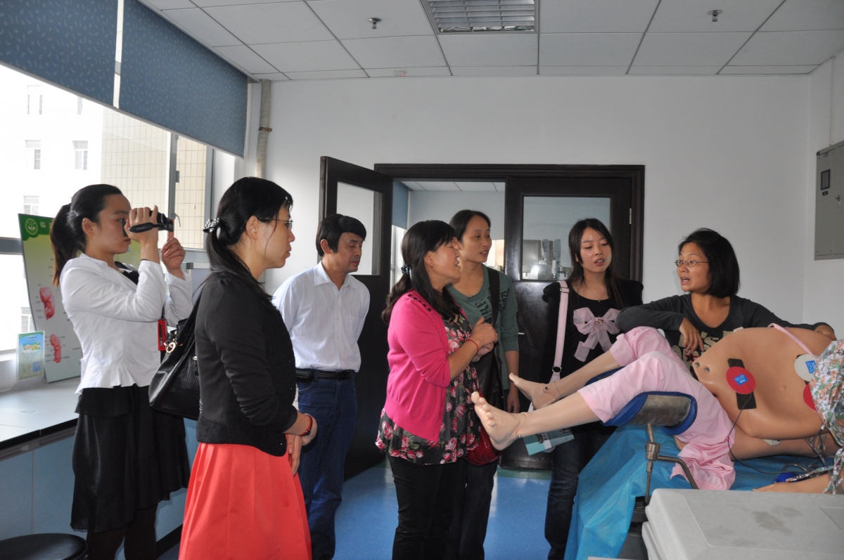 吉首大学考察团到访临床技能中心
