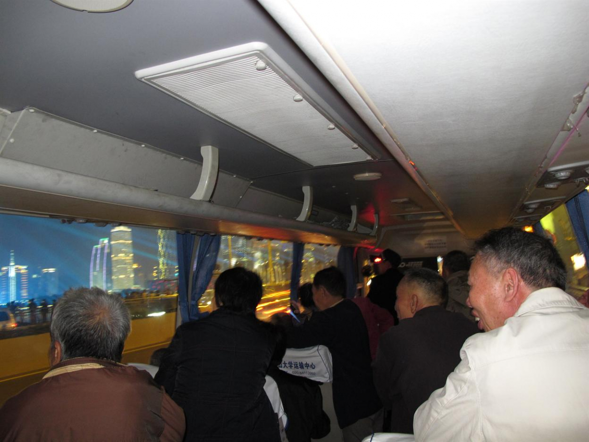 传递爱的火炬——研究生党支部与麻风村康复者游览广州夜景，共享亚运盛事