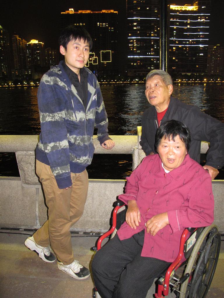 传递爱的火炬——研究生党支部与麻风村康复者游览广州夜景，共享亚运盛事