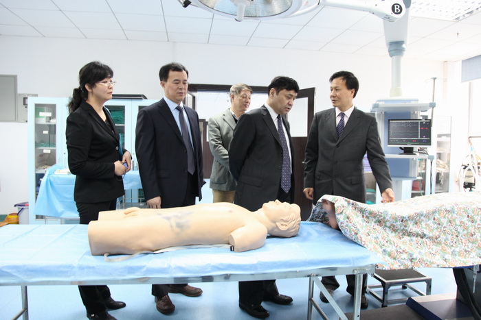 新疆医科大学校长哈木拉提·吾甫尔访问我院