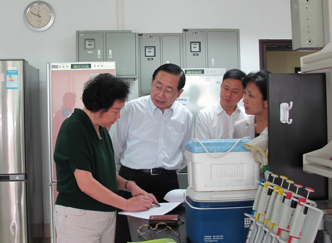 郑德涛书记来我院检查实验室安全情况