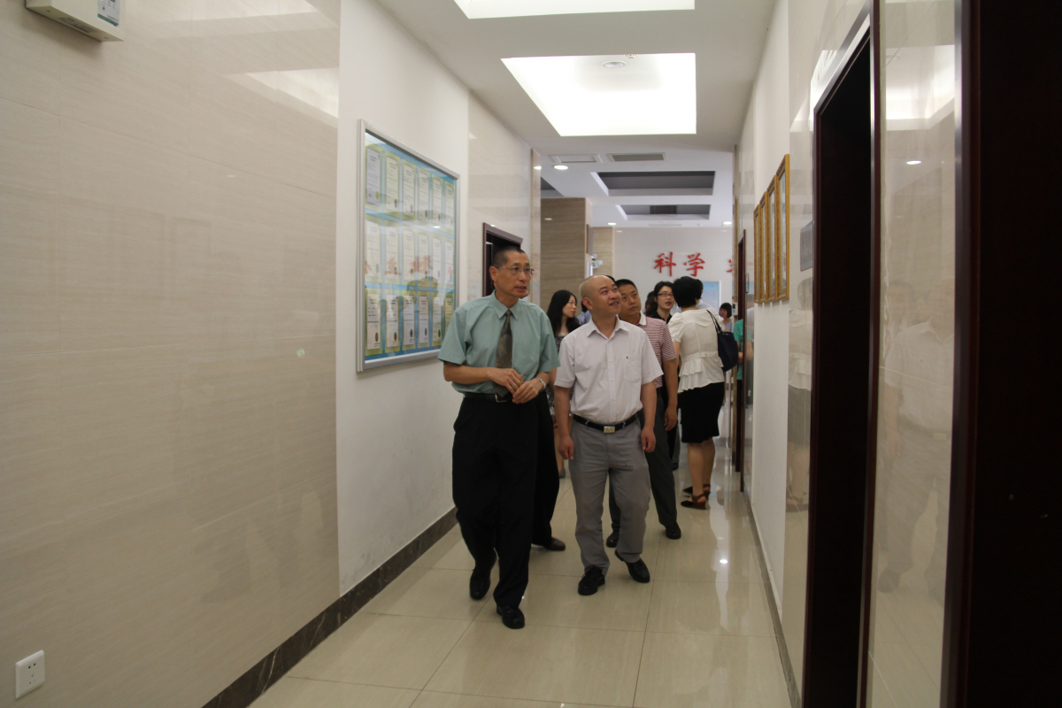 四川省泸州市司法局苏世毅副局长一行到william威廉英国法医鉴定中心交流考察