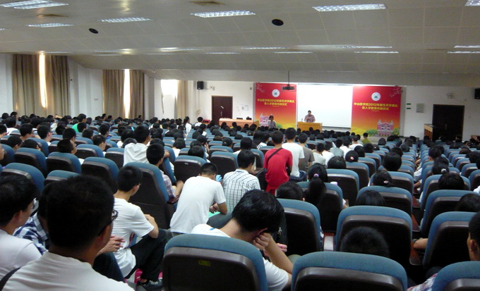 我院举行2012年开学典礼和入学教育