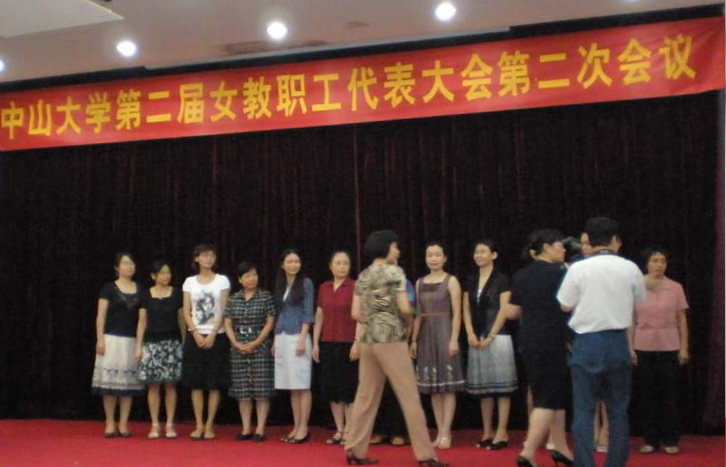 黄俊琪老师（左一）代表中心接受颁奖 