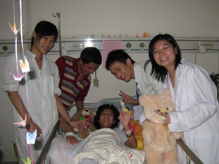 让我们手牵手，心连心——2005级第一党支部到中山一院探望地震伤员