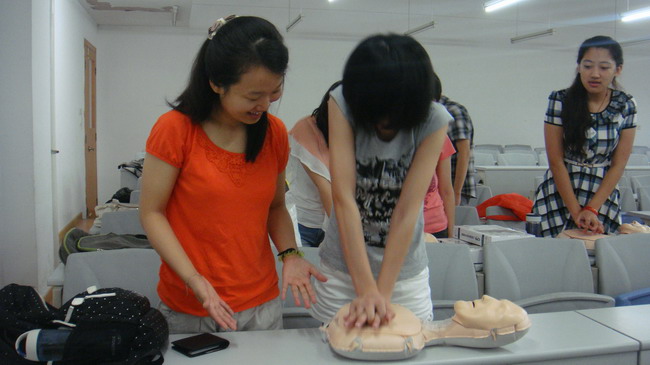 我院长学制党支部为化院新生开展急救知识培训