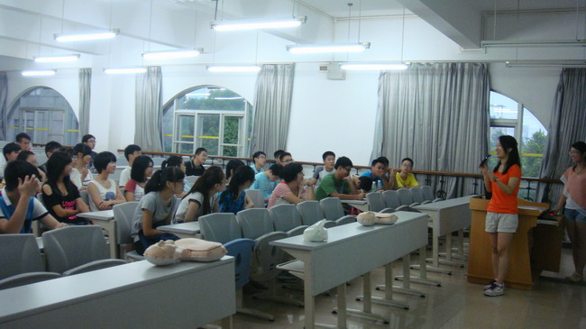 我院长学制党支部为化院新生开展急救知识培训